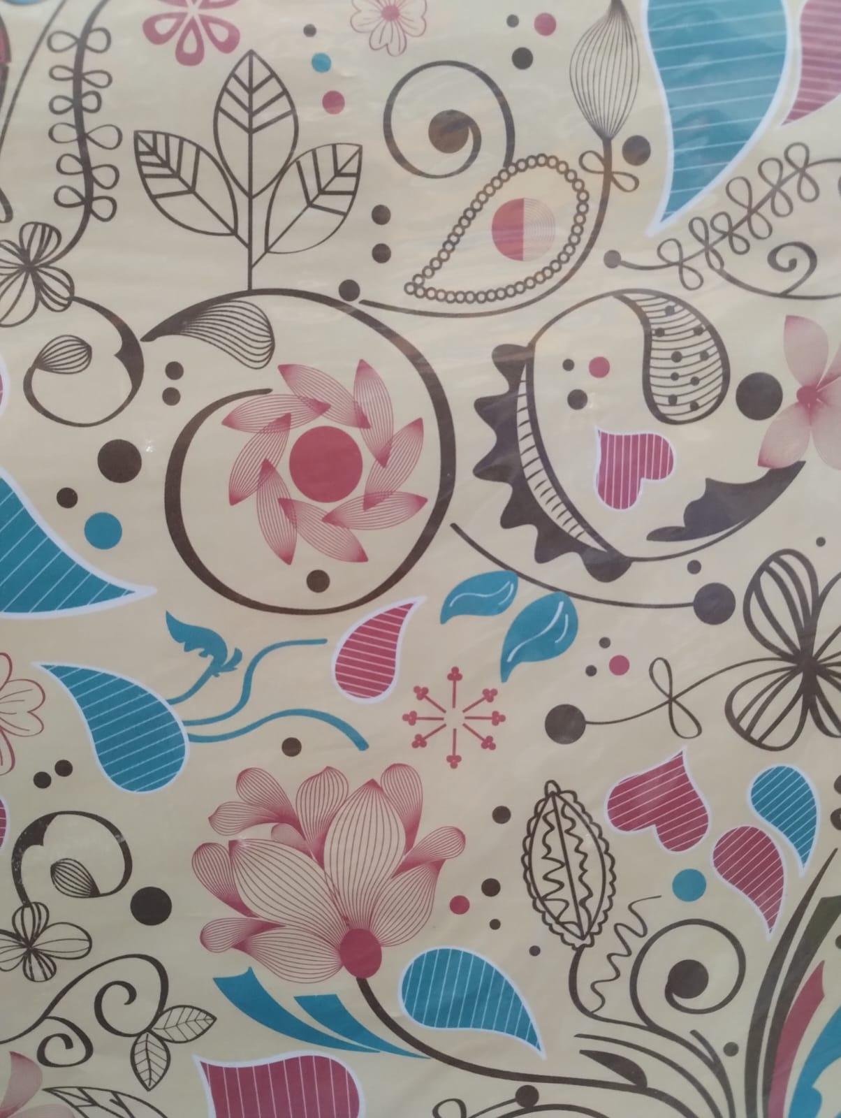 Papel de forrar con diseÑos flores y corazones  50cm  x 70cm